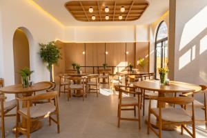 eine Reihe von Tischen und Stühlen in einem Restaurant in der Unterkunft WeSuites in Fethiye