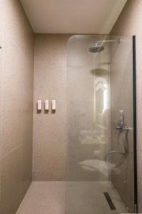 eine Dusche mit Glastür im Badezimmer in der Unterkunft WeSuites in Fethiye + 13 Fotos