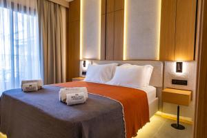 ein Hotelzimmer mit einem Bett, auf dem zwei Handtücher liegen in der Unterkunft WeSuites in Fethiye