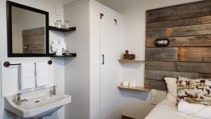a bathroom with a sink and a mirror at Alexandra Hotel in Pirongia +110 photos