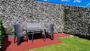 two chairs and a table in front of a wall at Ferienwohnung Auguste in Munster
