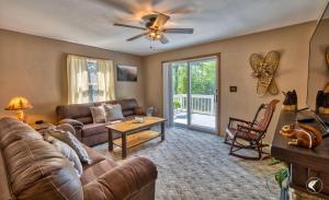 a living room with a couch and a table at Lawrences Hideaway in Wilmington