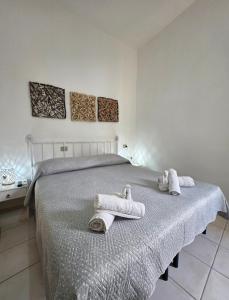 a bedroom with a bed with towels on it at Il Melangolo in SantʼAntìoco