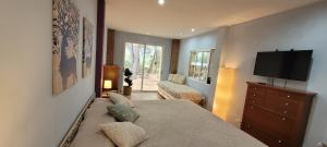 a bedroom with a bed and a flat screen tv at Luxe Vista in Serra
