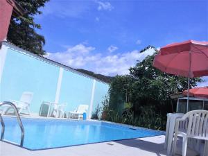 A piscina localizada em Pousada Irashai ou nos arredores