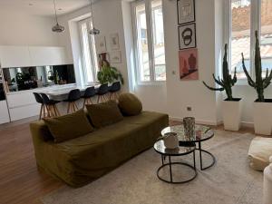 a living room with a couch and a table at Appartement Design sur Vauban - Clim et Wifi in Marseille