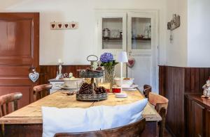 a wooden table with chairs around it in a room at Bnbook Ca Du Val in Falmenta