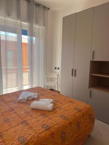 a bedroom with a bed with towels on it at WELCOME RIVIERA-Primavera 1A- Vista mare- spazioso e comodo appartamento-2 bagni-wifi-aria condizionata in ogni stanza-garage a 15 euro al giorno in Rapallo