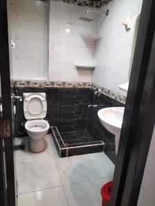 a bathroom with a toilet and a sink at بورتو السخنه الاهرامات in Banī Ghālib +8 photos