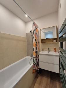 a bathroom with a tub and a sink at Cozy studio proche plages et gare in Sanary-sur-Mer