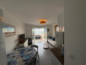 a living room with a dining table and a view of the beach at Strandhuisje aan de Middellandse Zee in Palavas-les-Flots