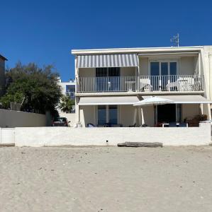 a house on the beach next to the sand at Strandhuisje aan de Middellandse Zee in Palavas-les-Flots