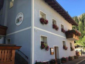 a building with flower boxes on the side of it at MB Appartamento in Santo Stefano di Cadore