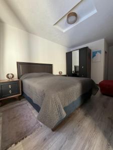 a bedroom with a bed and a ceiling fan at Вила Планински перли, Дом 11 in Stoykite