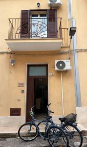 two bikes parked in front of a building at sciuliddA Casa Vacanze in Avola