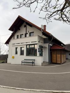 a building with a bench in front of it at APARTMAN i SOBA HADELA in Sveti Martin na Muri