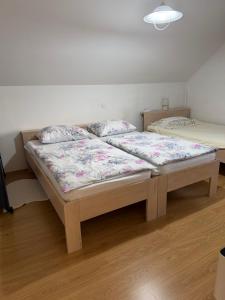 a bed with two pillows on it in a room at APARTMAN i SOBA HADELA in Sveti Martin na Muri