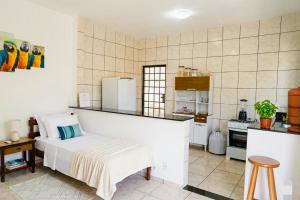 a kitchen with a bed in a room at Casa Inteira Com Total Privacidade e Quintal in Pará de Minas +5 photos