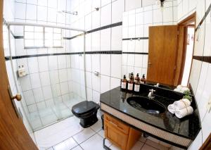 a bathroom with a sink and a shower at Casa Inteira Com Total Privacidade e Quintal in Pará de Minas