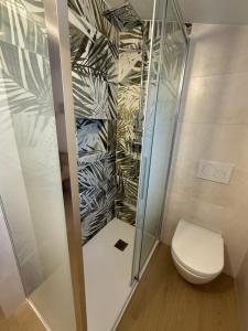 a bathroom with a toilet and a shower at Villa Mima in Santeramo in Colle +27 photos