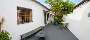 a courtyard of a building with benches and a window at Casa Inteira Com Total Privacidade e Quintal in Pará de Minas