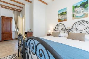a bedroom with a large bed in a room at Villa Fontis Rapolano in Rapolano Terme