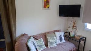 a living room with a couch with pillows on it at Casa brisas del rey in San Antonio de Arredondo