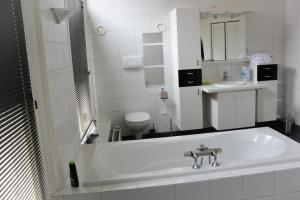 a bathroom with a sink and a bath tub at Hotel Nieuwe Markt in Deventer