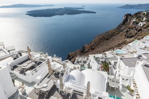 una vista aérea de edificios blancos y del océano en On The Rocks - Small Luxury Hotels of the World, en Imerovigli