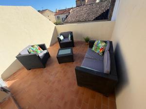 an overhead view of a patio with couches and tables at Le PATIO Beau Duplex terrasse 2 chambres 5mn théâtre antique in Orange