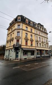a large building on the corner of a street at 130sqm Duplex with AirC - Gratis Parking - Familie Freunde - See und Jura in Biel
