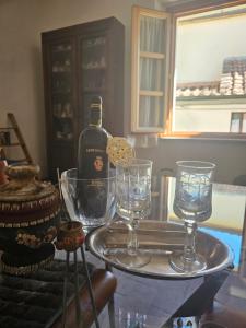 a bottle of wine on a table with two glasses at Dimora Rosé in Crespina