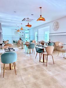 a restaurant with tables and chairs in a room at Ancora Park - Sunplace Hotels & Resorts in Lagos