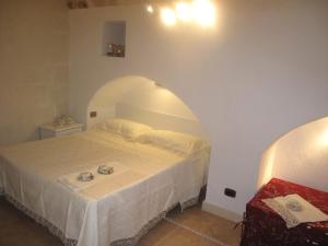 ラテルツァにあるMarilynのアーチ型天井のベッドルーム1室