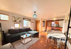 a living room with a couch and a table at Hospedaje Amore per il lago in Villarrica
