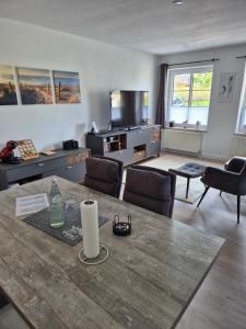 a living room with a table and chairs and a living room at Thirty Minutes in Ellingstedt