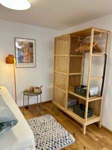 a room with a book shelf and a table at Wohlfühlen & Entdecken in der barocken Altstadt in Blieskastel +25 photos