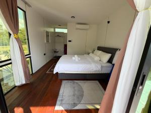 a bedroom with a bed and a large window at Ilham Penarek Pantai Penarik in Pulau Che Selamah +26 photos