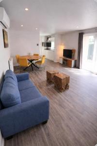 a living room with a blue couch and a table at 't Vrolijke Uusje in Scharendijke