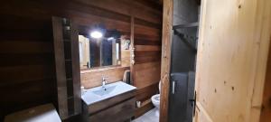 a bathroom with a sink and a toilet at Snow in Lamoura