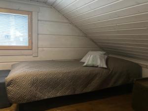 a bed in a small room with a window at Villa Nuttu - Loppusiivous kuuluu hintaan in Jämsä