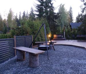 a bench and a fire pit with a picnic table at Villa Nuttu - Loppusiivous kuuluu hintaan in Jämsä