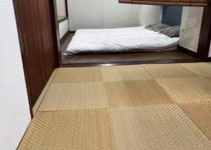 a small room with a bed in a mirror at 源泉掛け流し温泉付きの宇佐美貸切宿 お宿 喜喜哀楽 Oyado Kikiairaku #IG2 in Ito
