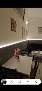 a table with a vase of flowers on top of it at Nonna Ninetta - Locazione Turistica in Orta Nova