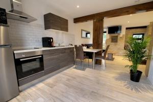 Kuchyň nebo kuchyňský kout v ubytování Le Moulin d'Oscar & Spa - Mulhouse Nord