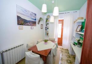 a small room with a table and a desk at Al Palmento in Galati Mamertino