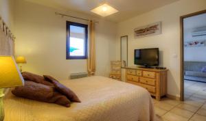 a bedroom with a large bed and a television at Roc A Mare in Galeria