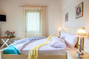 Postel nebo postele na pokoji v ubytování Ktima Aniforeli Luxury Villas