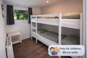 a small bedroom with two bunk beds in it at 't Vrolijke Uusje in Scharendijke