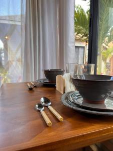 Zwei Schüsseln und Löffel stehen auf einem Holztisch. in der Unterkunft Alamar Hotel Boutique in Mahahual + 52 Fotos